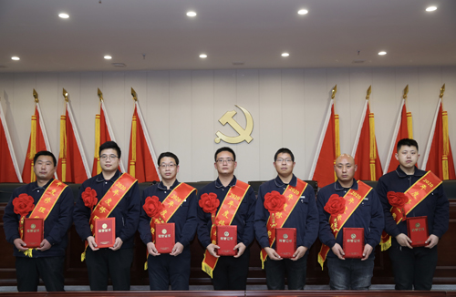 0206 修理能手從左至右依次為 邵冠峰、王寶玉、潘春樂、李龍、許特斯、韓利杰、寇增亮.jpg