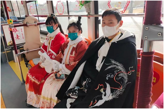 老家河南 心的春運︱熟悉的春節(jié)里！ 看洛陽公交人的過年儀式感 