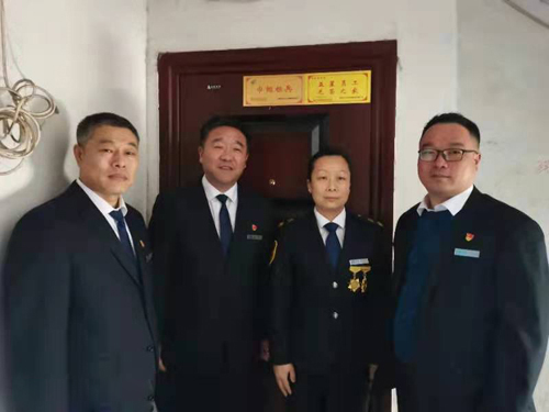 “一人得獎(jiǎng)，全家光榮” 送“牌”上門，集團(tuán)為標(biāo)兵先進(jìn)送去榮譽(yù)喜報(bào)牌匾