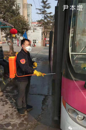 抗擊疫情，讓黨旗飄揚(yáng)在公交防控一線