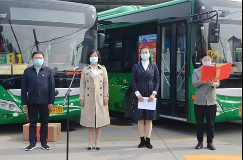 巾幗建功展英姿，獻(xiàn)身公交創(chuàng)佳績(jī)——市婦聯(lián)領(lǐng)導(dǎo)為我司“三八紅旗集體”等榮譽(yù)頒獎(jiǎng)授牌