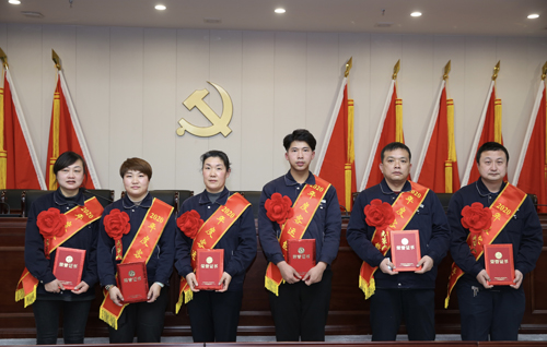 0205 客運(yùn)能手從左至右依次為 吳婷、李若芳、李彩霞、嚴(yán)成彬、姚乃遜、沈金雷.jpg