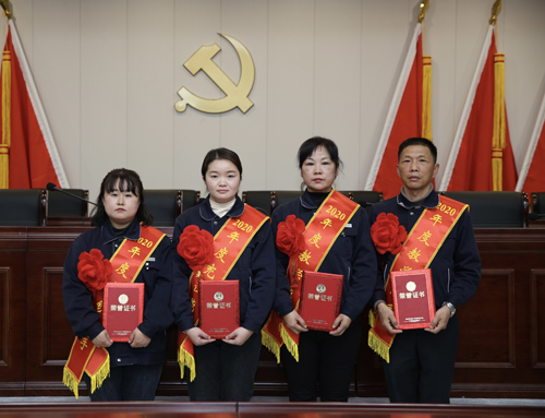 0207 從左至右依次為 點(diǎn)鈔能手王璐、充值能手孫昭娣、教學(xué)能手王慧娟、孫衛(wèi)東.jpg