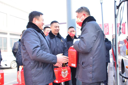 進站點！集團領(lǐng)導(dǎo)與一線職工共度新春