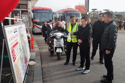 A1 集團(tuán)黨委書(shū)記、董事長(zhǎng)王保東到龍門(mén)石窟公交站調(diào)研